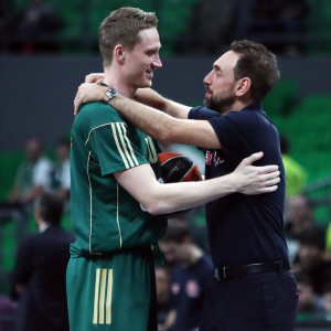 Γιατί ο Γκριγκόνις αγκάλιασε τόσο «θερμά» τον Ποέτα - Το κοινό παρελθόν και η... διαβολική σύμπτωση