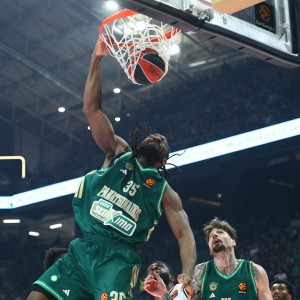 Ανοίξτε του τον δρόμο: Ο Κένεθ Φαρίντ... πέταξε και κάρφωσε με μανία στο καλάθι της Μιλάνο (video)