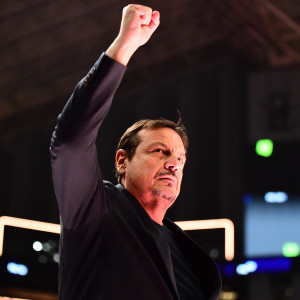 Ο κόσμος του Παναθηναϊκού αποθέωσε τον Αταμάν που... απάντησε με υψωμένες γροθιές (video)