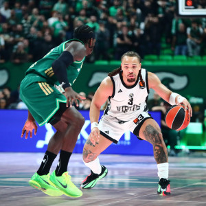 Unlimited range: Ο Έντουαρντς σηκώθηκε σχεδόν από το κέντρο κι έβαλε εντυπωσιακό τρίποντο (video)