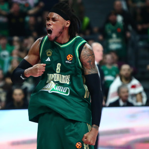 Ο απίθανος Χολμς... έσβησε τα φώτα στο T-Center - Το απίθανο μπλοκ του στον Νιανγκ (video)