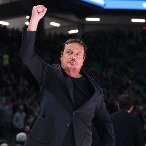 Και απαντήσεις έδωσε και σέντερ έχει και άμυνα παίζει...