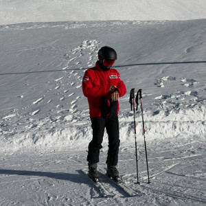 Ένας... μακάβριος φόρος τιμής στον Σουμάχερ - Ο Γκασλί ποζάρει με κόκκινο μπουφάν σε πίστα σκι