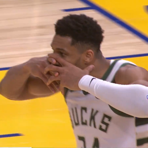 Ο Αντετοκούνμπο έβαλε τρίποντο και φόρεσε... τη μάσκα του (video)