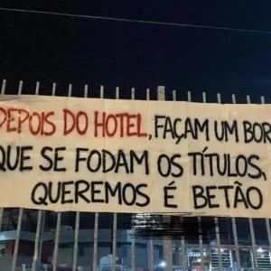 «Μετά το ξενοδοχείο, φτιάξτε και ένα πορνείο» - Στα κάγκελα οι οπαδοί της Μπενφίκα