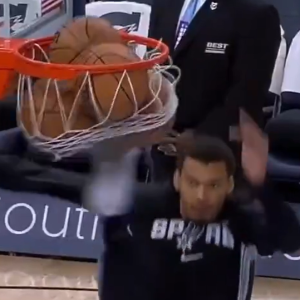 Ο Γουεμπανιαμά με κλωτσιά α λα... καράτε κιντ έφτασε με το πόδι το διχτάκι της μπασκέτας (video)