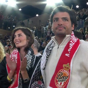 Ο Κάρλος Σάινθ είδε από κοντά το Μονακό - Παρτίζαν και πήρε τη φανέλα του Μάικ Τζέιμς (video)