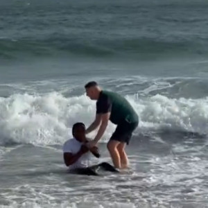 To «αστέρι» της Premier League βαπτίστηκε σε παραλία και πλέον... προσεύχεται για μεταγραφή (video)