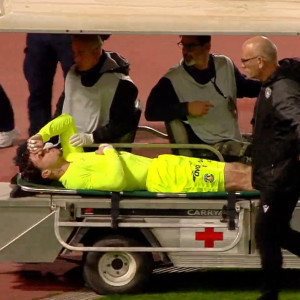 Συγκλονιστική στιγμή στο Παγκρήτιο: Ο Αγγελίδης τραυματίστηκε, αποχώρησε με φορείο και αποθεώθηκε (video)