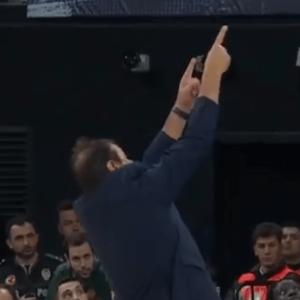 Ο Αταμάν αποχώρησε έξαλλος πριν τελειώσει το ματς και έδειχνε τα Ευρωπαϊκά που πήρε με την Εφές! (video)