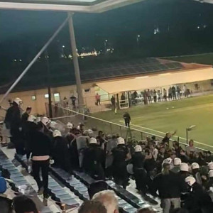 Σοβαρά επεισόδια σε τελικό Κυπέλλου - Ξύλο στην εξέδρα με επέμβαση των ΜΑΤ (video)