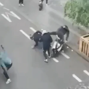 Σοκαριστικό βίντεο: Οπαδός της Άντερλεχτ πατάει με μηχανάκι πεσμένο φίλο της Μπριζ