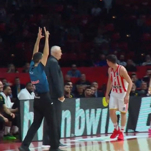 Το βλέμμα του Λαρεντζάκη στον πάγκο της ΑΕΚ μετά από καθοριστικό τρίποντο (video)
