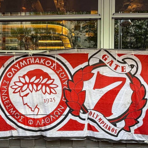 Πανό έξω από το ξενοδοχείο του Ολυμπιακού στη Μαδρίτη