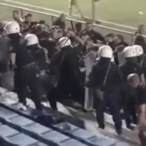 Σοβαρά επεισόδια μεταξύ οπαδών του Παναιγιαλείου και ΜΑΤ - Τραυματίστηκαν τέσσερις αστυνομικοί (video)