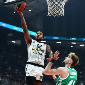 Ο Τζόουνς χάρισε την... πτήση της χρονιάς στην Euroleague (video)