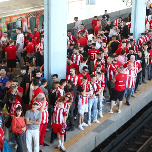 «Κοκκίνισε» το Φάληρο από φίλους του Ολυμπιακού που ετοιμάζονται για τον τελικό Κυπέλλου