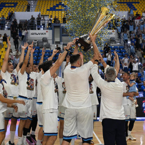 Λαοθάλασσα από Μυκονιάτες που έσπευσαν να υποδεχθούν τους πρωταθλητές της Elite League (video)