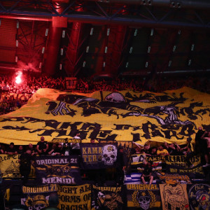 Η άλλη όψη του ημιτελικού της ΑΕΚ Betsson: Το πάθος στην κερκίδα και η ένταση στο παρκέ (video)