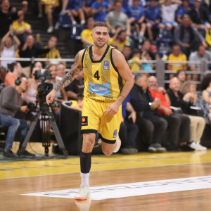 Ο κόσμος του Άρη αποθέωσε τον Τολιόπουλο κατά την έξοδό του