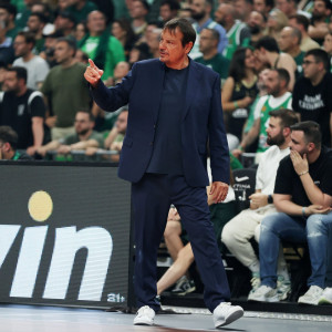 Ποιος είναι ο πρώην ποδοσφαιριστής της Μπαρτσελόνα που καθόταν δίπλα στον Αταμάν στο Game 5