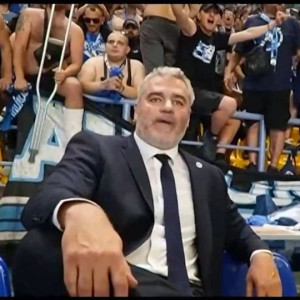 Ο Σιγάλας ξαποσταίνει ανακουφισμένος μπροστά στον πανζουρλισμό της εξέδρας του Ηρακλή (video)