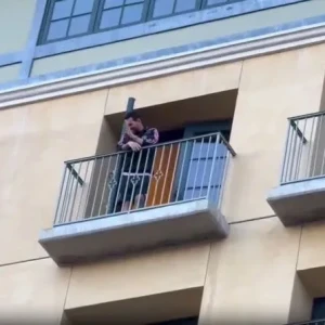 Ο Μέσι χαιρέτησε οπαδούς από μπαλκόνι και προκάλεσε φρενίτιδα (video)