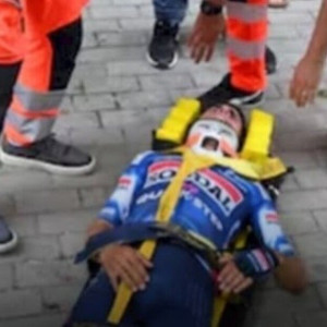 Ποδηλάτης συγκρούστηκε με κολώνα και μεταφέρθηκε στο νοσοκομείο (video)