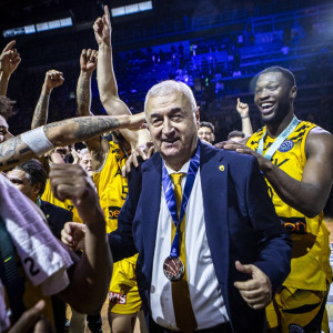 Ο Σάκοτα «υποκλίθηκε» στους παίκτες της ΑΕΚ Betsson μετά τη μεγάλη ανατροπή με Τενερίφη