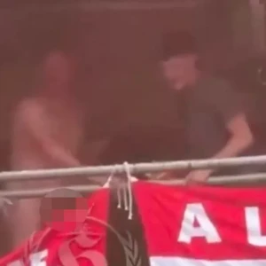 Επικό σκηνικό - Γυμνός οπαδός της Γιουνάιτεντ χόρευε γυμνός σε σκαλωσιά