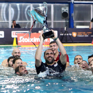 Η απονομή του 39ου πρωταθλήματος στον Ολυμπιακό (video)