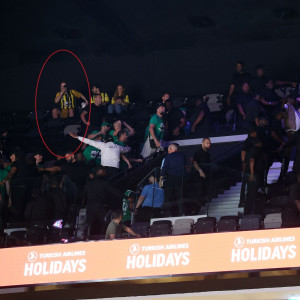 Αχάμπαρος οπαδός της Φενέρ, ήταν δίπλα στα επεισόδια και βιντεοσκοπούσε