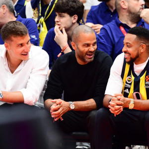 Λάμψη από NBA στις πρώτες σειρές της Etihad Arena για τον τελικό