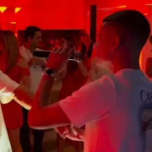 Μουζακίτης και Κωστούλας τραγουδάνε το Gucci φόρεμα σε απίθανο βίντεο!
