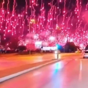 «Αποκάλυψη» στη Νάπολη: Βάφτηκε κόκκινος ο ουρανός για το πρωτάθλημα (video)