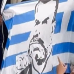 Ελληνική σημαία με το πρόσωπο του Ποστέκογλου στο Μπιλμπάο (video)