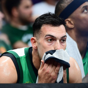 Η εικόνα του απογοητευμένου Σλούκα στον πάγκο τα έλεγε όλα
