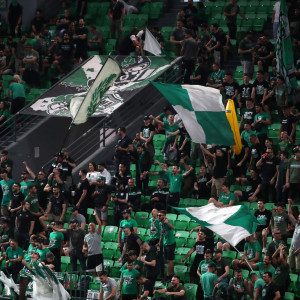 Ελεύθερος NBAer στα επίσημα του ΟΑΚΑ βλέπει τον πρώτο τελικό (video)