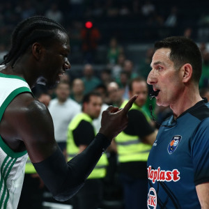 Καταγγελία Ολυμπιακού για Ναν: «Προσπάθησε να χτυπήσει τον διαιτητή  Θεωνά»