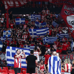 Αμέτρητες ελληνικές σημαίες στο ΣΕΦ και σε παράταξη πίσω από τον πάγκο του Παναθηναϊκού