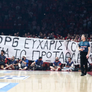 To σαρκαστικό πανό των φίλων του Ολυμπιακού προς τον Δημήτρη Γιαννακόπουλο