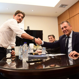 Η χειραψία Βρούτση με Γιαννακόπουλο στο υπουργείο
