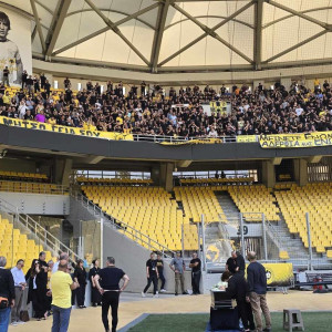 Συγκλονιστικές στιγμές: Η σορός του Δημήτρη Χατζηχρήστου μέσα στο γήπεδο της ΑΕΚ μαζί με 1.000 οπαδούς
