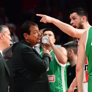 Ένταση ανάμεσα σε Αταμάν και Παπανικολάου με αφορμή φάουλ στον Σλούκα (video)