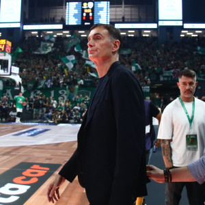 Υπό έντονες αποδοκιμασίες η είσοδος του Γιώργου Μπαρτζώκα στο ΟΑΚΑ (video)