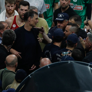 ΚΑΕ Παναθηναϊκός: «Ο Γιώργος Μπαρτζώκας, επιτέθηκε φραστικά στους θεατές των courtside θέσεων του γηπέδου»