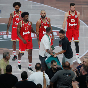 Η άσεμνη χειρονομία του Φουρνιέ στους οπαδούς που έφερε την ένταση στο ΟΑΚΑ (video)