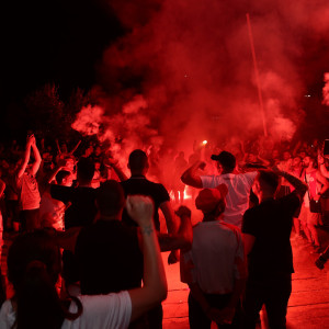 Χιλιάδες οπαδοί στο ΣΕΦ περιμένουν την αποστολή του Ολυμπιακού
