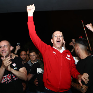 Το Athletiko στην υποδοχή του Ολυμπιακού στο ΣΕΦ - Αποθέωση από χιλιάδες οπαδούς, παρόντες οι Αγγελόπουλοι