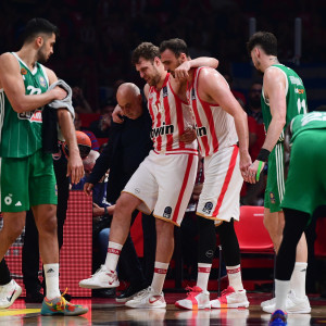 Γύρισε το πόδι του ο Βεζένκοφ και αποχώρησε με κουτσό (video)